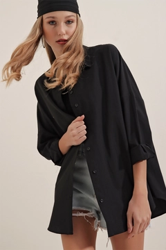 Una modelo de ropa al por mayor lleva 46540 - Shirt - Black, Camisa turco al por mayor de Bigdart