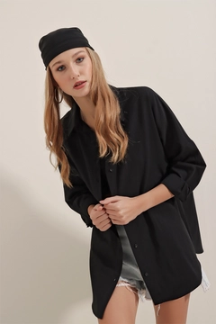 Una modelo de ropa al por mayor lleva 46540 - Shirt - Black, Camisa turco al por mayor de Bigdart