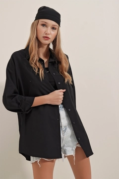 Bir model, Bigdart toptan giyim markasının 46540 - Shirt - Black toptan Gömlek ürününü sergiliyor.