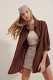Una modella di abbigliamento all'ingrosso indossa 46543-shirt-brown, vendita all'ingrosso turca di  di 
