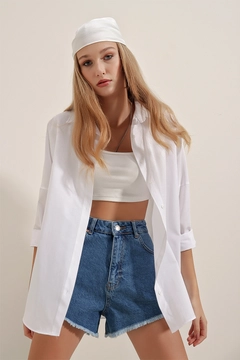 Ein Bekleidungsmodell aus dem Großhandel trägt 46549 - Shirt - White, türkischer Großhandel Hemd von Bigdart