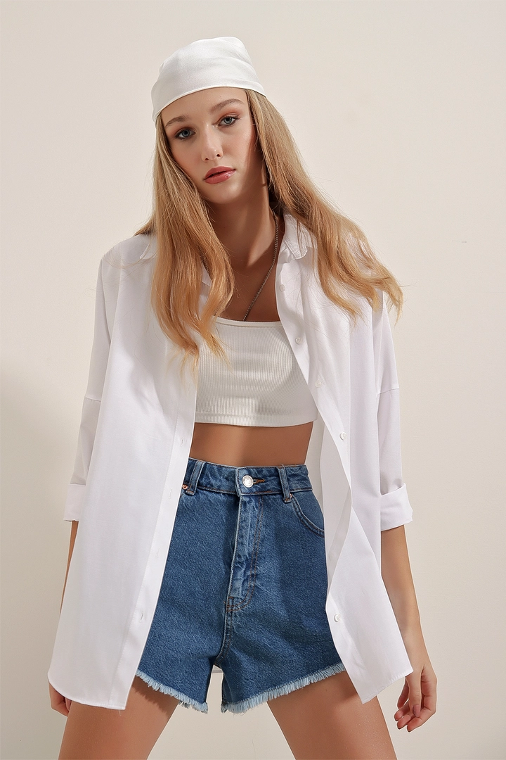 Ένα μοντέλο χονδρικής πώλησης ρούχων φοράει 46549 - Shirt - White, τούρκικο Πουκάμισο χονδρικής πώλησης από Bigdart