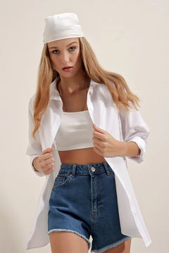Een kledingmodel uit de groothandel draagt 46549 - Shirt - White, Turkse groothandel Shirt van Bigdart