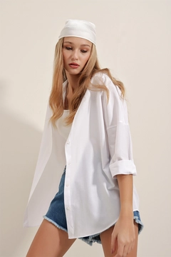 Ένα μοντέλο χονδρικής πώλησης ρούχων φοράει 46549 - Shirt - White, τούρκικο Πουκάμισο χονδρικής πώλησης από Bigdart