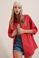 Een kledingmodel uit de groothandel draagt 46552-shirt-red, Turkse groothandel  van 