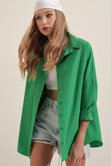 Una modella di abbigliamento all'ingrosso indossa  Camicia - Verde
, vendita all'ingrosso turca di Camicia di Bigdart