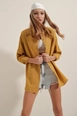 Een kledingmodel uit de groothandel draagt 46563-shirt-mustard, Turkse groothandel  van 