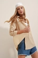 Una modella di abbigliamento all'ingrosso indossa 46568-shirt-beige, vendita all'ingrosso turca di  di 