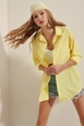 Una modella di abbigliamento all'ingrosso indossa 46572-shirt-yellow, vendita all'ingrosso turca di  di 