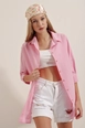 Una modella di abbigliamento all'ingrosso indossa 46589-shirt-pink, vendita all'ingrosso turca di  di 