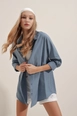 Una modella di abbigliamento all'ingrosso indossa 46592-shirt-indigo, vendita all'ingrosso turca di  di 