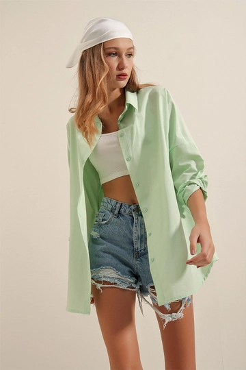 Bir model, Bigdart toptan giyim markasının  Gömlek - Yeşil
 toptan Gömlek ürününü sergiliyor.