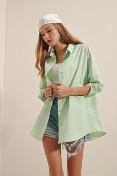 A wholesale clothing model wears 46620 - Shirt - Green, Turkish wholesale Shirt of Bigdart