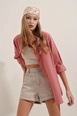 Ένα μοντέλο χονδρικής πώλησης ρούχων φοράει 46623-shirt-dried-rose, τούρκικο  χονδρικής πώλησης από 