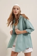 Una modella di abbigliamento all'ingrosso indossa 46626-shirt-aqua-green, vendita all'ingrosso turca di  di 