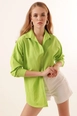 Una modelo de ropa al por mayor lleva 46633-shirt-green,  turco al por mayor de 