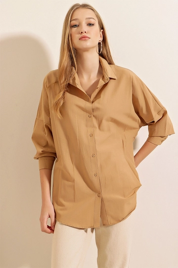 Bir model, Bigdart toptan giyim markasının  Gömlek - Bisküvi Rengi
 toptan Gömlek ürününü sergiliyor.