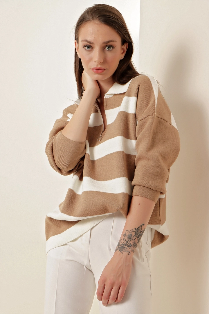 A wholesale clothing model wears 46741 - Striped Sweater - Biscuit Color, Turkish wholesale Sweater of Bigdart