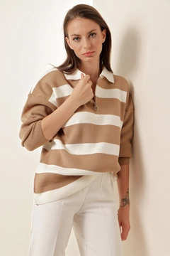 Bir model, Bigdart toptan giyim markasının 46741 - Striped Sweater - Biscuit Color toptan Kazak ürününü sergiliyor.