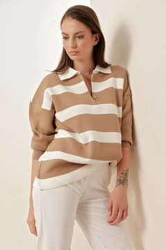 Una modella di abbigliamento all'ingrosso indossa 46741 - Striped Sweater - Biscuit Color, vendita all'ingrosso turca di Maglione di Bigdart