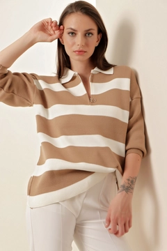 Bir model, Bigdart toptan giyim markasının 46741 - Striped Sweater - Biscuit Color toptan Kazak ürününü sergiliyor.