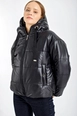 Bir model,  toptan giyim markasının 46742-coat-black toptan  ürününü sergiliyor.