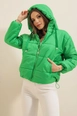 Bir model,  toptan giyim markasının 46746-coat-green toptan  ürününü sergiliyor.