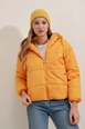 Ένα μοντέλο χονδρικής πώλησης ρούχων φοράει 46750-coat-yellow, τούρκικο  χονδρικής πώλησης από 
