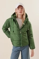 Bir model,  toptan giyim markasının 46751-coat-emerald-green toptan  ürününü sergiliyor.