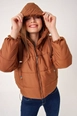 Ένα μοντέλο χονδρικής πώλησης ρούχων φοράει 46754-coat-tan, τούρκικο  χονδρικής πώλησης από 