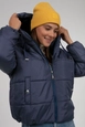 Ένα μοντέλο χονδρικής πώλησης ρούχων φοράει 46757-coat-indigo, τούρκικο  χονδρικής πώλησης από 