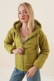 Bir model,  toptan giyim markasının 46760-coat-green toptan  ürününü sergiliyor.