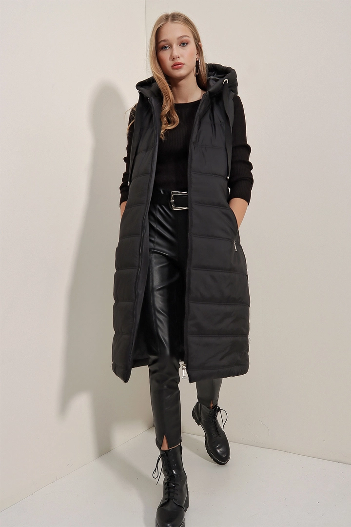 Una modella di abbigliamento all'ingrosso indossa 46765 - Vest - Black, vendita all'ingrosso turca di Veste di Bigdart