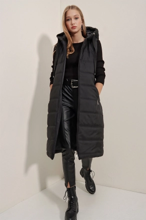 A model wears 46765 - Vest - Black, wholesale Vest of Bigdart to display at Lonca