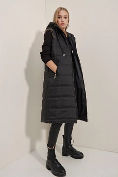 Een kledingmodel uit de groothandel draagt 46765 - Vest - Black, Turkse groothandel Vest van Bigdart