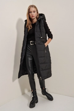 Una modella di abbigliamento all'ingrosso indossa 46765 - Vest - Black, vendita all'ingrosso turca di Veste di Bigdart