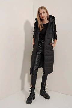Una modelo de ropa al por mayor lleva 46765 - Vest - Black, Chaleco turco al por mayor de Bigdart