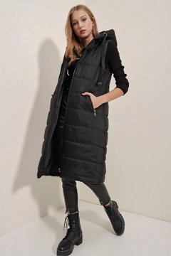 Una modelo de ropa al por mayor lleva 46765 - Vest - Black, Chaleco turco al por mayor de Bigdart