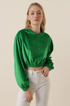 Bir model, Bigdart toptan giyim markasının 46778 - Crop Blouse - Green toptan Crop Top ürününü sergiliyor.