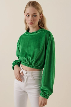 Bir model, Bigdart toptan giyim markasının 46778 - Crop Blouse - Green toptan Crop Top ürününü sergiliyor.