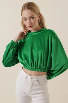Ένα μοντέλο χονδρικής πώλησης ρούχων φοράει 46778 - Crop Blouse - Green, τούρκικο Crop top χονδρικής πώλησης από Bigdart