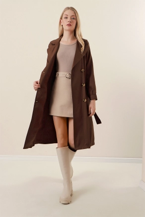 A model wears 46783 - Trench Coat - Brown, wholesale Trenchcoat of Bigdart to display at Lonca