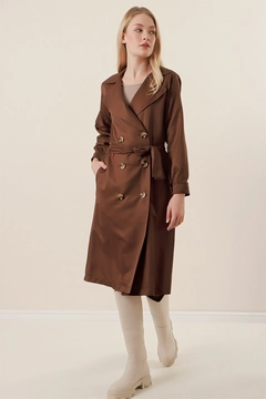 Een kledingmodel uit de groothandel draagt 46783 - Trench Coat - Brown, Turkse groothandel Trenchcoat van Bigdart