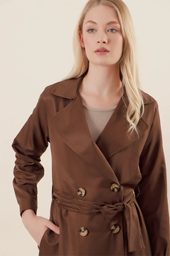 Bir model, Bigdart toptan giyim markasının 46783 - Trench Coat - Brown toptan Trençkot ürününü sergiliyor.