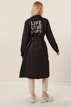 Bir model, Bigdart toptan giyim markasının 46785 - Trench Coat - Black toptan Trençkot ürününü sergiliyor.