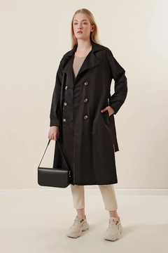 Ein Bekleidungsmodell aus dem Großhandel trägt 46785 - Trench Coat - Black, türkischer Großhandel Trenchcoat von Bigdart