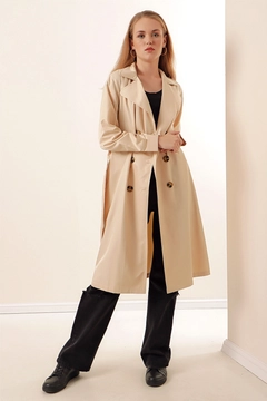 Bir model, Bigdart toptan giyim markasının 46786 - Trench Coat - Beige toptan Trençkot ürününü sergiliyor.