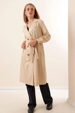 Bir model, Bigdart toptan giyim markasının 46786 - Trench Coat - Beige toptan Trençkot ürününü sergiliyor.