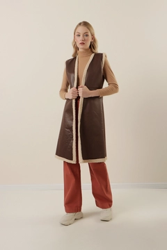 Bir model, Bigdart toptan giyim markasının 46808 - Vest - Brown toptan Yelek ürününü sergiliyor.