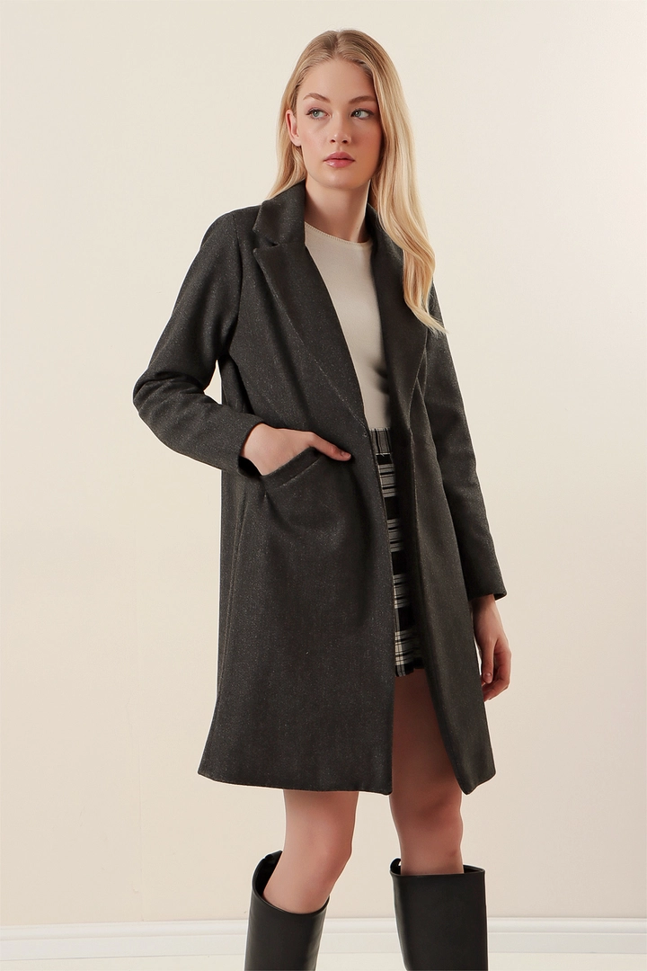 Bir model, Bigdart toptan giyim markasının 46826 - Coat - Smoked toptan Kaban ürününü sergiliyor.